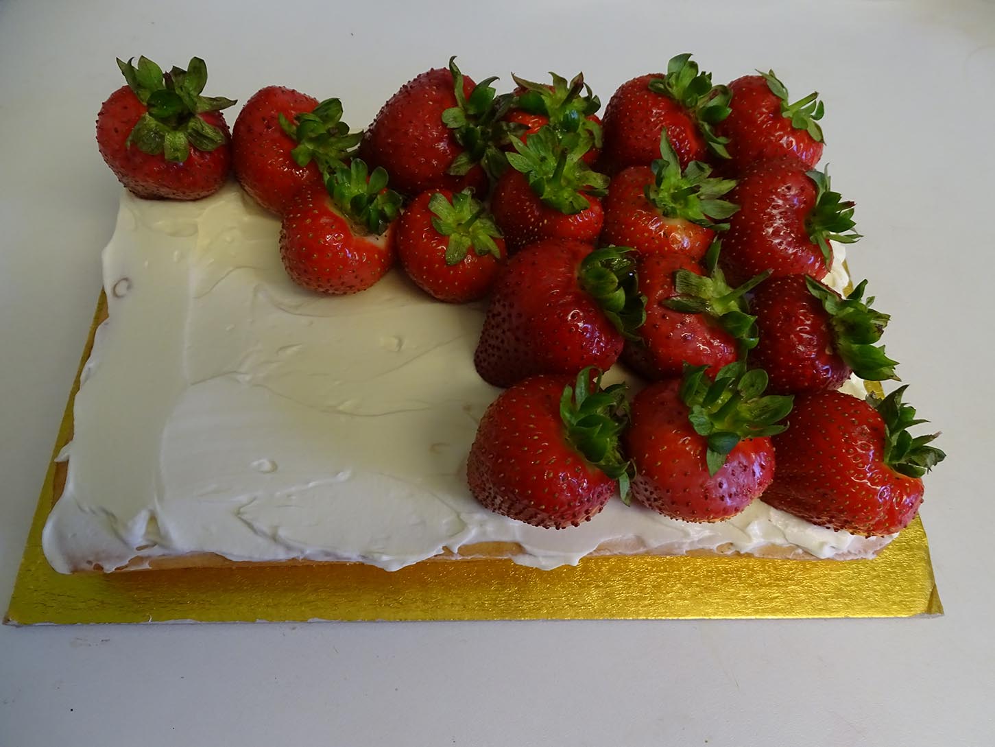 Day 11 of 30 days with Strawberry: Decorate a traybake ...